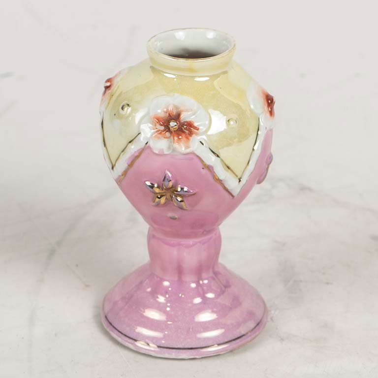 Mate Isabelino de Porcelana con Flores y Detalles Dorados