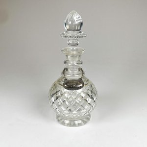 Lote siguiente: Botellon de cristal tallado hialino ,con cartela y tapón (borde adentro chips) altura 31 cm