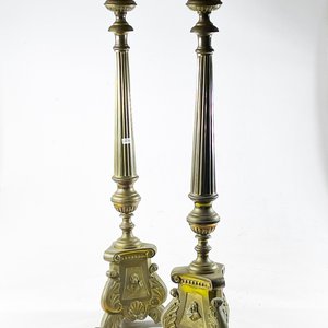 Par de Candeleros Antiguos de Bronce con Figuras - imagen 1