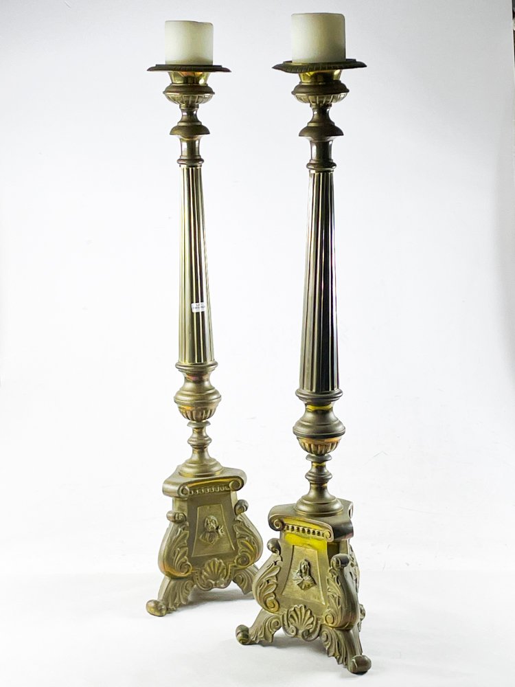 Par de Candeleros Antiguos de Bronce con Figuras