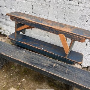 Tres bancos de madera rústicos, estilo campo - imagen 3