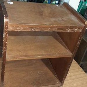 Mesa Auxiliar de Madera con Dos Estantes - imagen 3