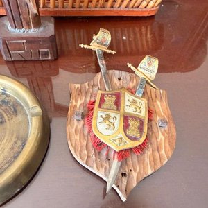 Lote de Artículos Varios: Ceniceros, Figura de Cristo y Lámpara Antigua - imagen 2