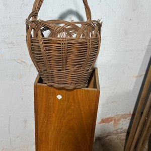 Lote anterior: Cajón de Madera con Canasto de Mimbre