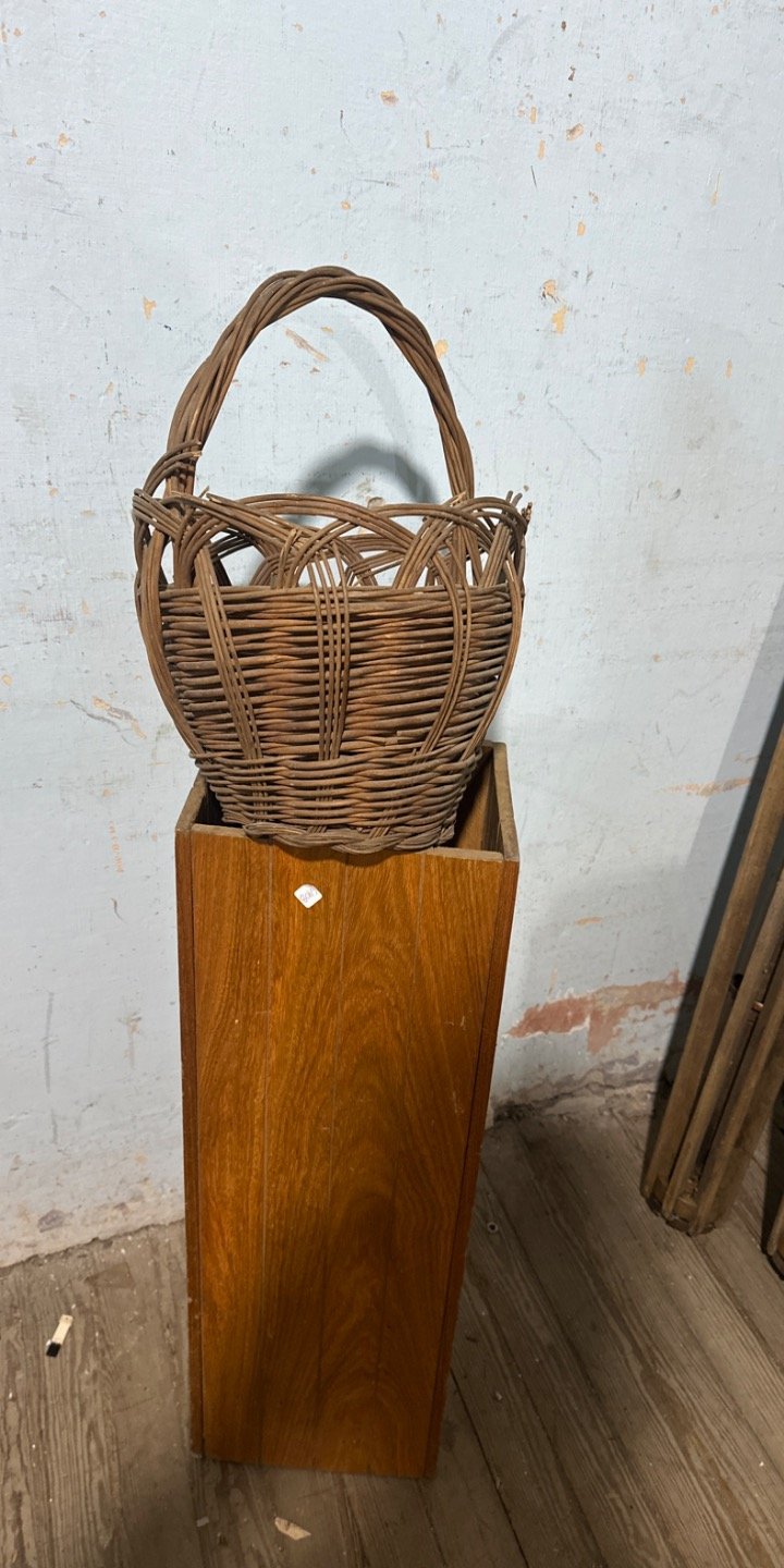 Cajón de Madera con Canasto de Mimbre