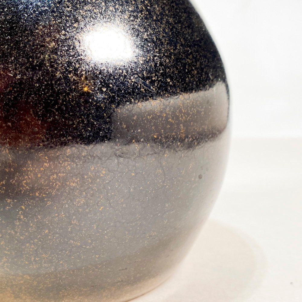 Vaso de cerámica negro con detalles dorados - imagen 3