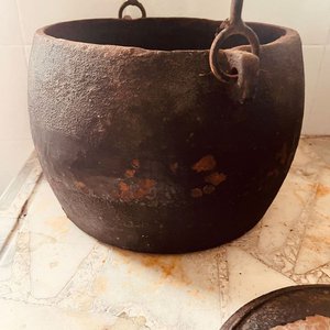 Olla Antigua de Hierro Fundido con Tapa y Asa - imagen 4