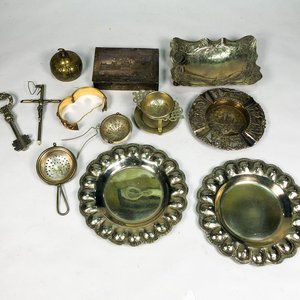 Lote siguiente: Lote de Objetos Metálicos Labrados: Ceniceros, Caja, Florero, Colador y Platos
