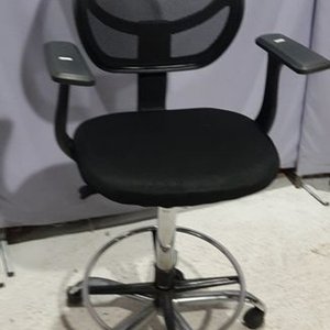 Silla de Escritorio Giratoria Negra con Apoyabrazos y Respaldo de Malla - imagen 3