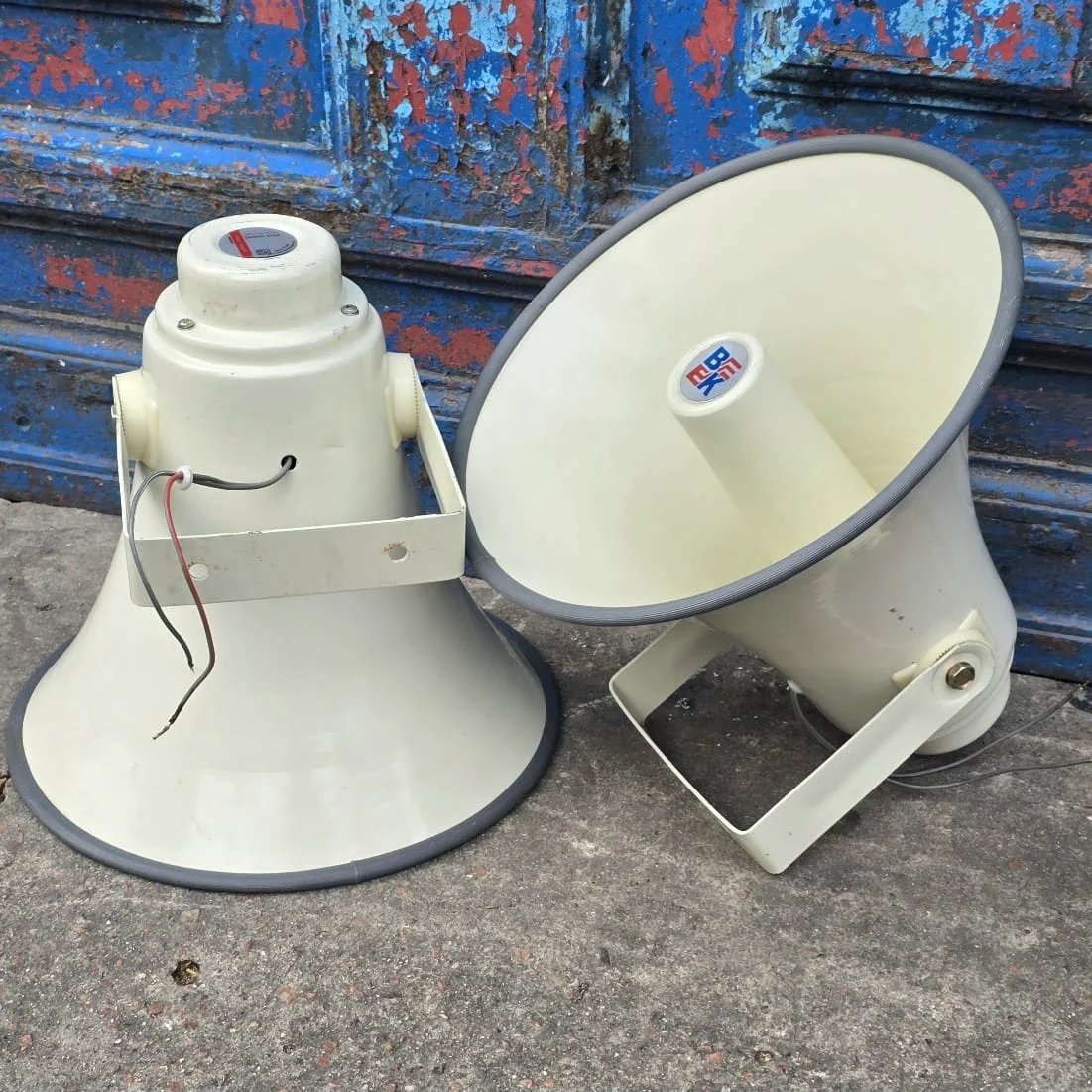 Item lote-105-par-de-bocinas-copia - Image 0