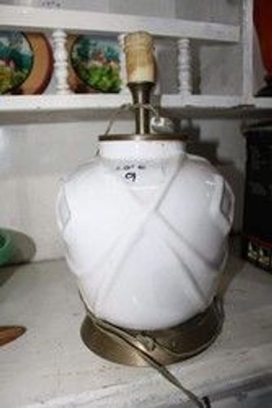 Lámpara blanca de porcelana con detalles dorados - imagen 2