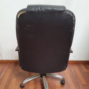 L 987 - Comodo sillon de escritorio giratorio en tapizado color negro con detalles de uso (Medidas 63x50x100cm / Con desgaste en tapizado) - imagen 4