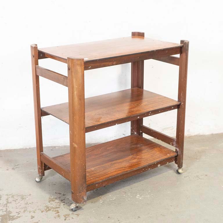 Mesa bar rodante, con tres niveles de cármica. Detalles en el lustre. - Medidas: 74 x 46 x 78cm