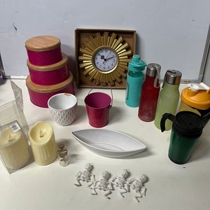 Lote siguiente: Lote Variado: Reloj Sol Dorado, Cajas Organizadoras Rosadas, Botellas, Velas y Más