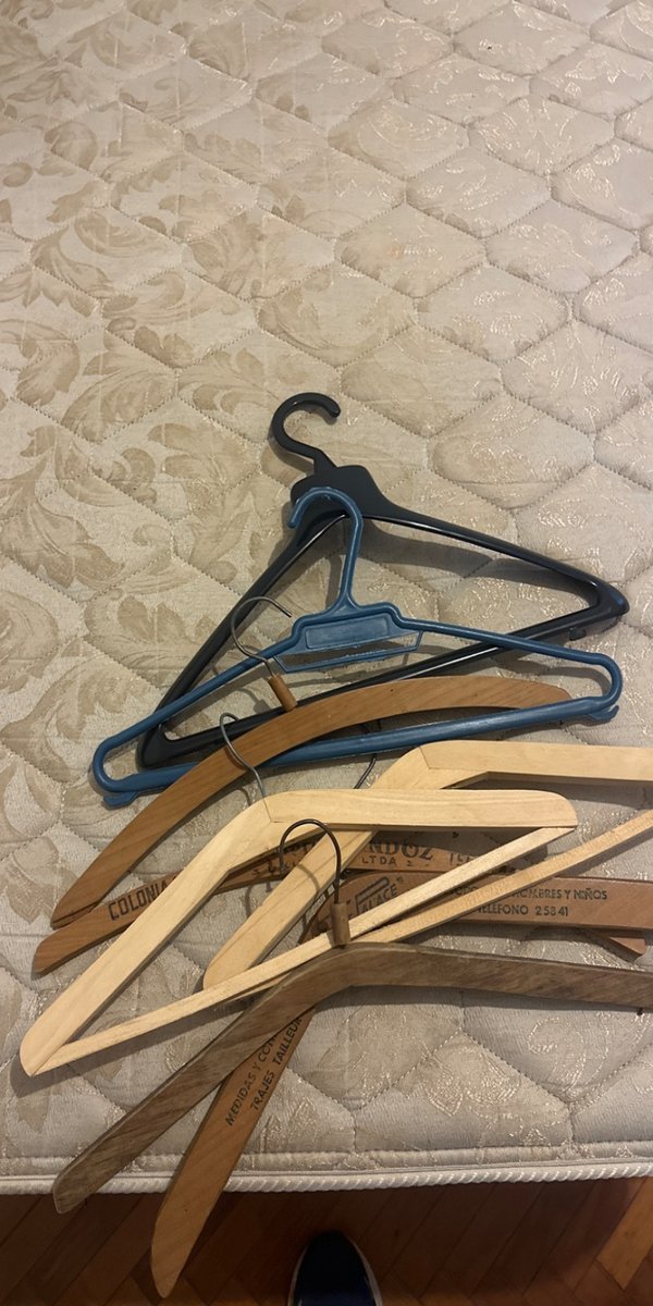 Lote de Perchas de Madera y Plástico