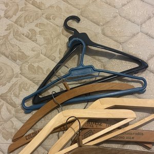 Lote siguiente: Lote de Perchas de Madera y Plástico