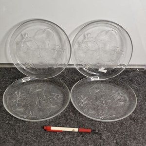 Lote siguiente: Set de 4 Platos de Vidrio con Flores Labradas en Relieve