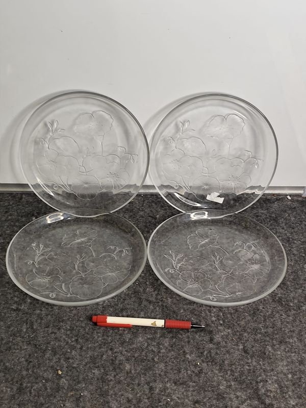 Set de 4 Platos de Vidrio con Flores Labradas en Relieve