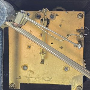 Antiguo Reloj de Mesa Mecánico con Caja de Madera Oscura - imagen 5