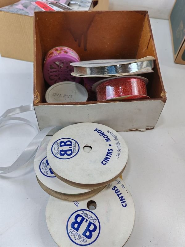 Lote de Bazar y Papelería: Sobres, Pirotines, Art. Tocador y más - imagen 5