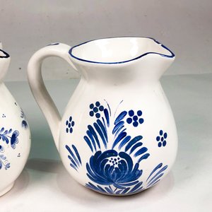Cuatro Jarras de Porcelana Blanca y Azul con Diseño Floral - imagen 3