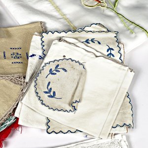 Lote de Servilletas de Tela Bordadas y Cortina de Baño Blanca con Flores - imagen 3