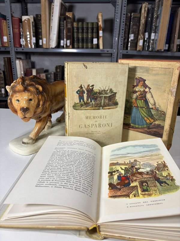 Libros antiguos ilustrados con estatua de león - imagen 3
