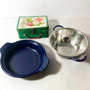 Lote anterior: Lote de 3 piezas: Colador metálico, plato esmaltado azul y lata decorativa vintage