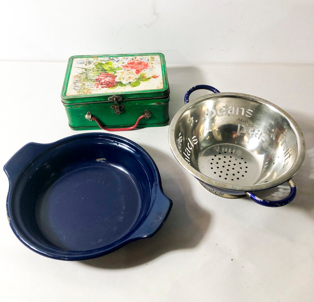 Lote de 3 piezas: Colador metálico, plato esmaltado azul y lata decorativa vintage
