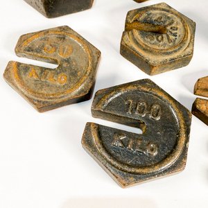 Juego de 8 Pesas de Hierro para Balanza con Enganche - imagen 4