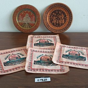 Lote siguiente: Lote de Souvenirs de Viaje: 2 Platos de Bronce y 4 Paños con Estampas de India y Medio Oriente