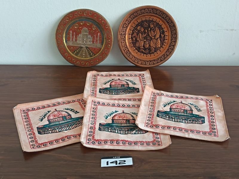 Lote de Souvenirs de Viaje: 2 Platos de Bronce y 4 Paños con Estampas de India y Medio Oriente