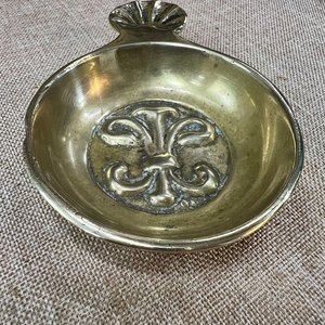 Lote anterior: Pequeño Cenicero de Bronce con Flor de Lis y Detalle de Concha