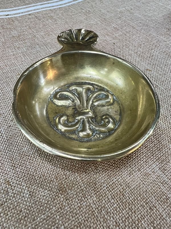 Pequeño Cenicero de Bronce con Flor de Lis y Detalle de Concha
