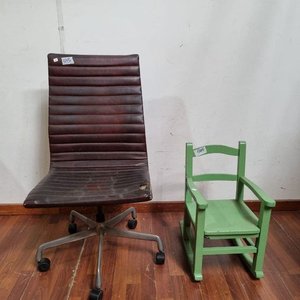 Lote siguiente: Silla de Oficina Giratoria Marrón con Base y Silla Infantil Verde