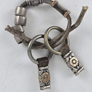 Pasadores y Argollas de Platería Criolla con Detalles en Cuero y Metal - imagen 2