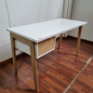 Escritorio Moderno Blanco con Cajón Madera Clara y Patas Torneadas - imagen 3