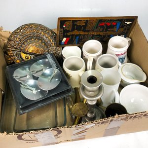 Lote siguiente: Lote de Candelabro Metálico con Placas de Cobre Repujado y Tazas Variadas
