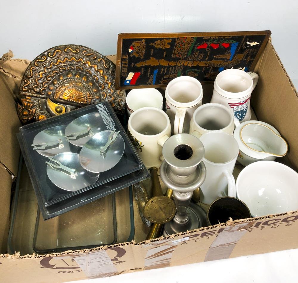 Lote de Candelabro Metálico con Placas de Cobre Repujado y Tazas Variadas