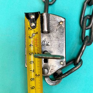 Antiguo candado de estancia con cadena integrada. Con llave. Funcionando. Sellado con el logo de un perro ovejero apoyado en un candado. - imagen 7