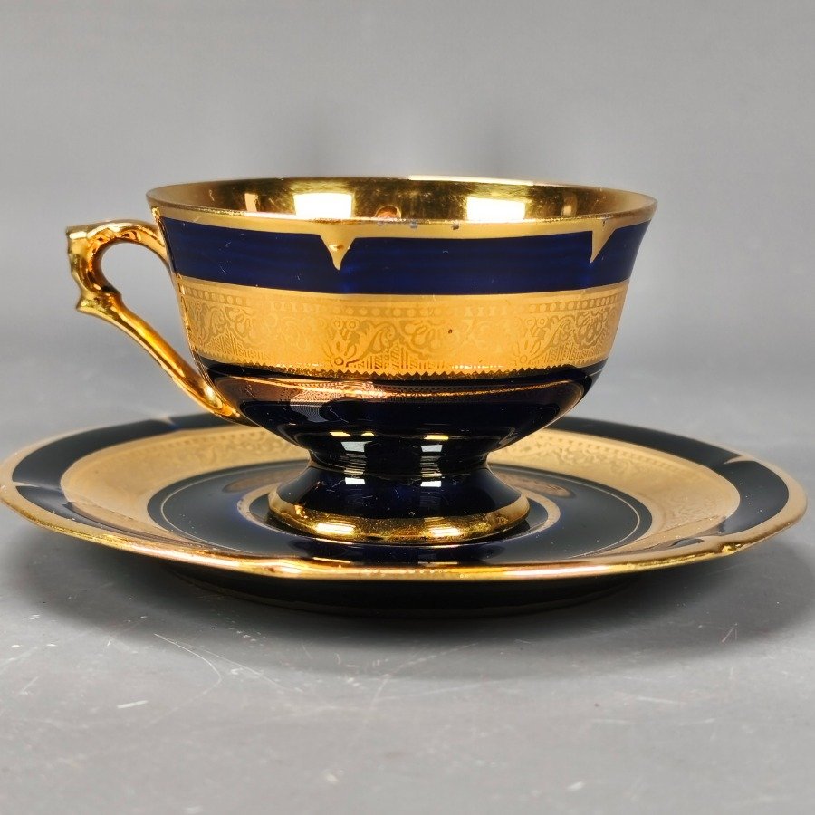 Dúo de taza y plato en porcelana francesa 'Limoges' azul cobalto decorado con diseños dorados - imagen 2