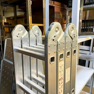 Escalera Plegable de Aluminio Cuatro Tramos Usada - imagen 3