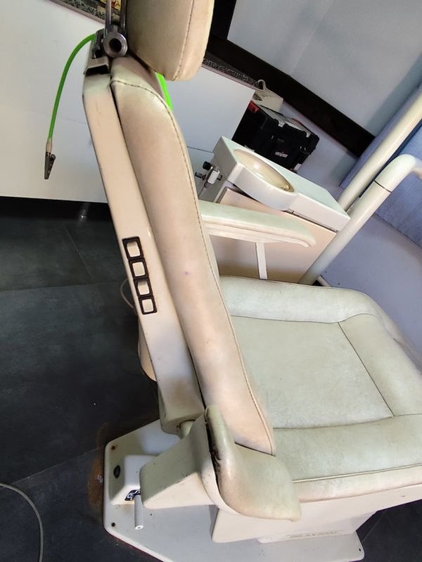 Silla de masaje relajante con piezas ajustables y contenedor de bebida - imagen 20