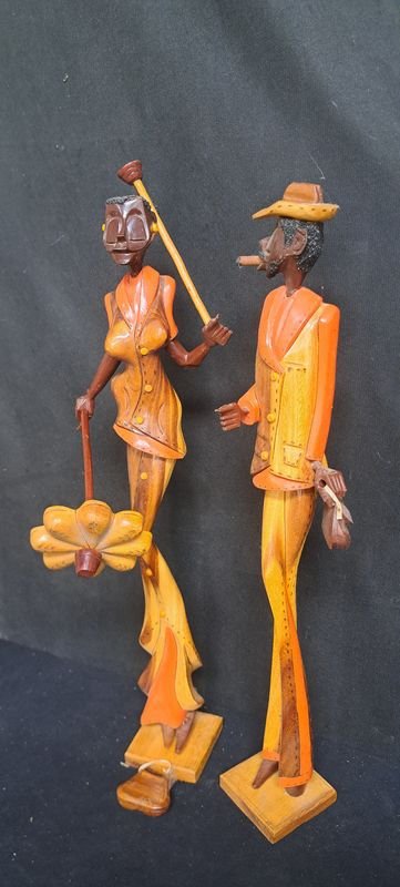 Figuras en madera de mujer y hombre talladas - imagen 2