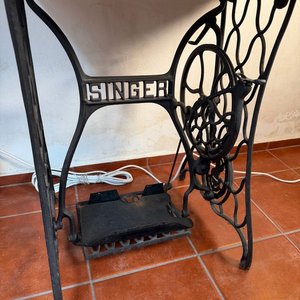 2 Máquinas de Coser Antiguas Singer sobre Mesa de Hierro con Pedal - imagen 2