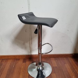 Banqueta de Bar Moderna Negra con Pie Cromado y Regulador de Altura - imagen 3