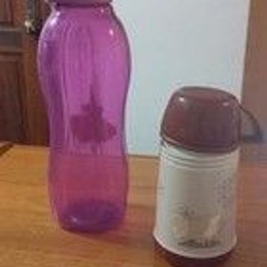 Lote siguiente: Botella de Agua Tupperware Morada y Termo Aladin con Taza