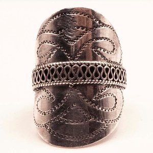 Lote anterior: Anillo de Plata con Diseño Grabado y Detalle Trenzado