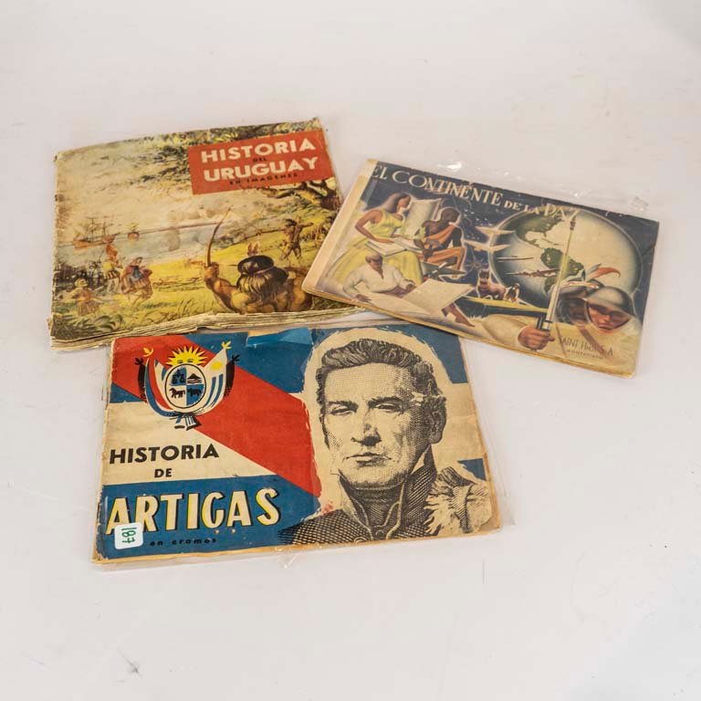 Lote siguiente: 3 Álbumes de Historia en Español