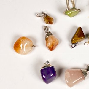 Lote de Catorce Colgantes de Piedras Naturales Variadas - imagen 3